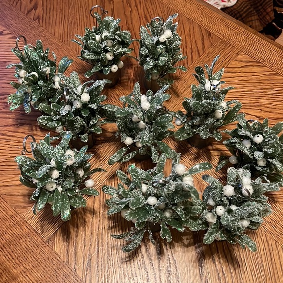 Set of 10 place card holder  leaf tree and ornament in a festive silver bucket. - Picture 5 of 6